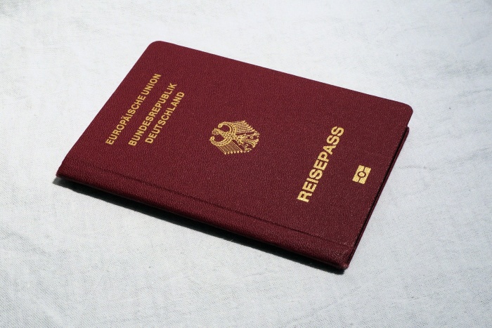 паспорт лежит на столе