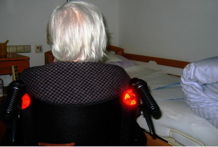 пожилая женщина в инвалидной коляске