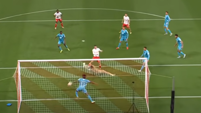 Груба забивает гол