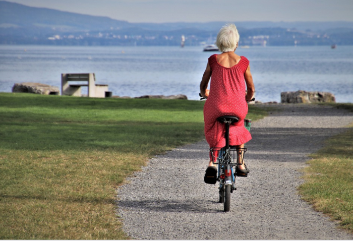 пожилая женщина на велосипеде