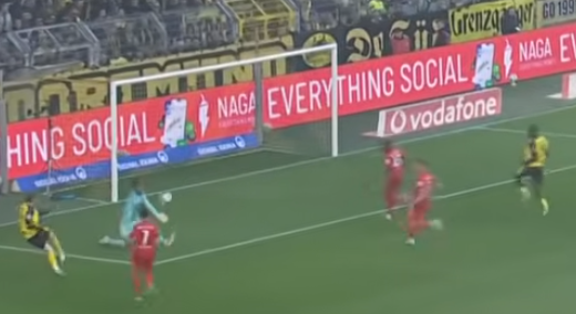 Байер забивает гол