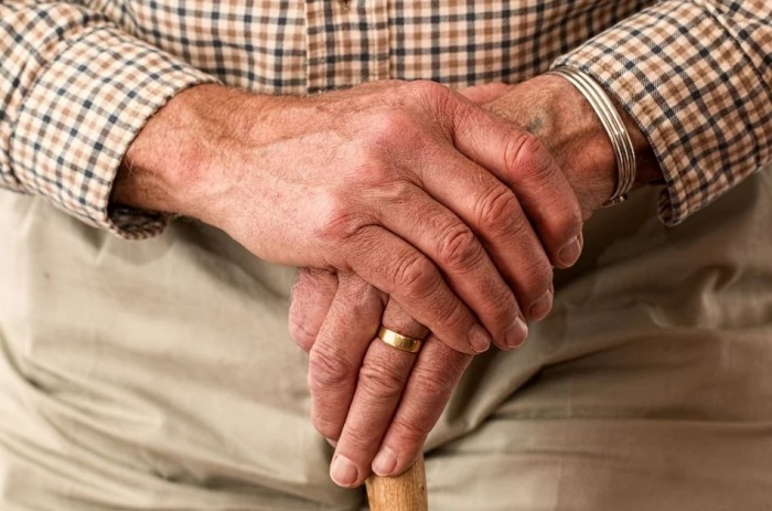 руки пожилого человека