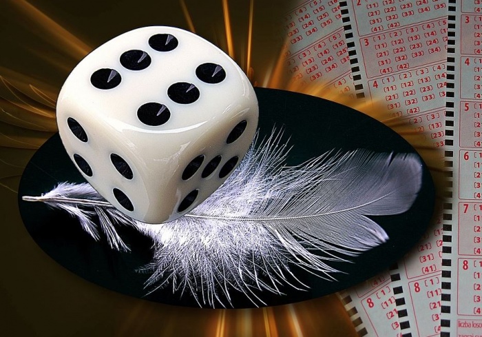 игровой кубик и лотерейный формуляр