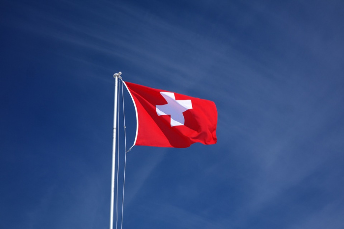 флаг Швейцарии на фоне неба