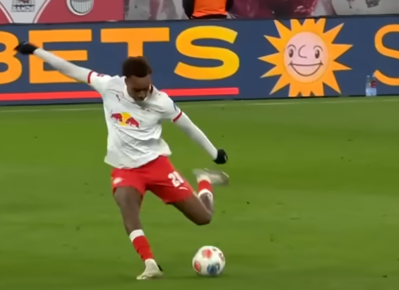 футболист с мячом