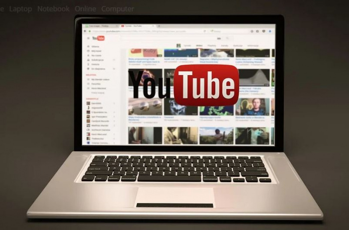 ноутбук, открытый на сайте YouTube