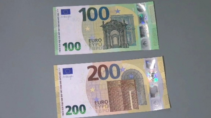 Евро старые купюры. 100 Евро купюра старого образца. Новая купюра 100 евро. Банкнота 100 евро нового образца. Купюра 100 евро нового и старого образца.