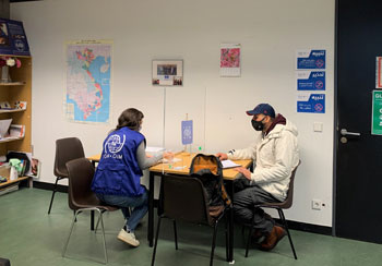 Даниэль Аль-Кассир, консультант по вопросам возвращения в иммиграционной службе Берлина беседует с мигрантом / Фото: МОМ в Германии